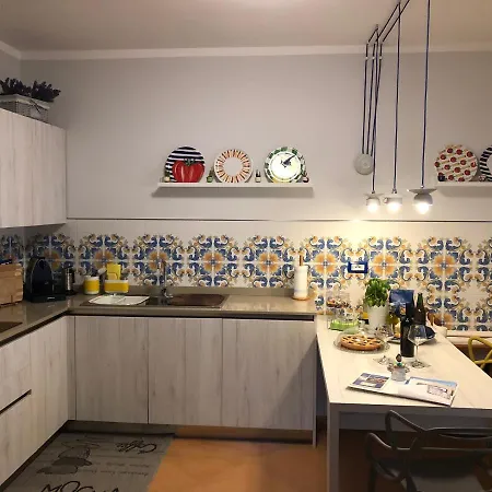 Claudia Sant'Agata sui due Golfi